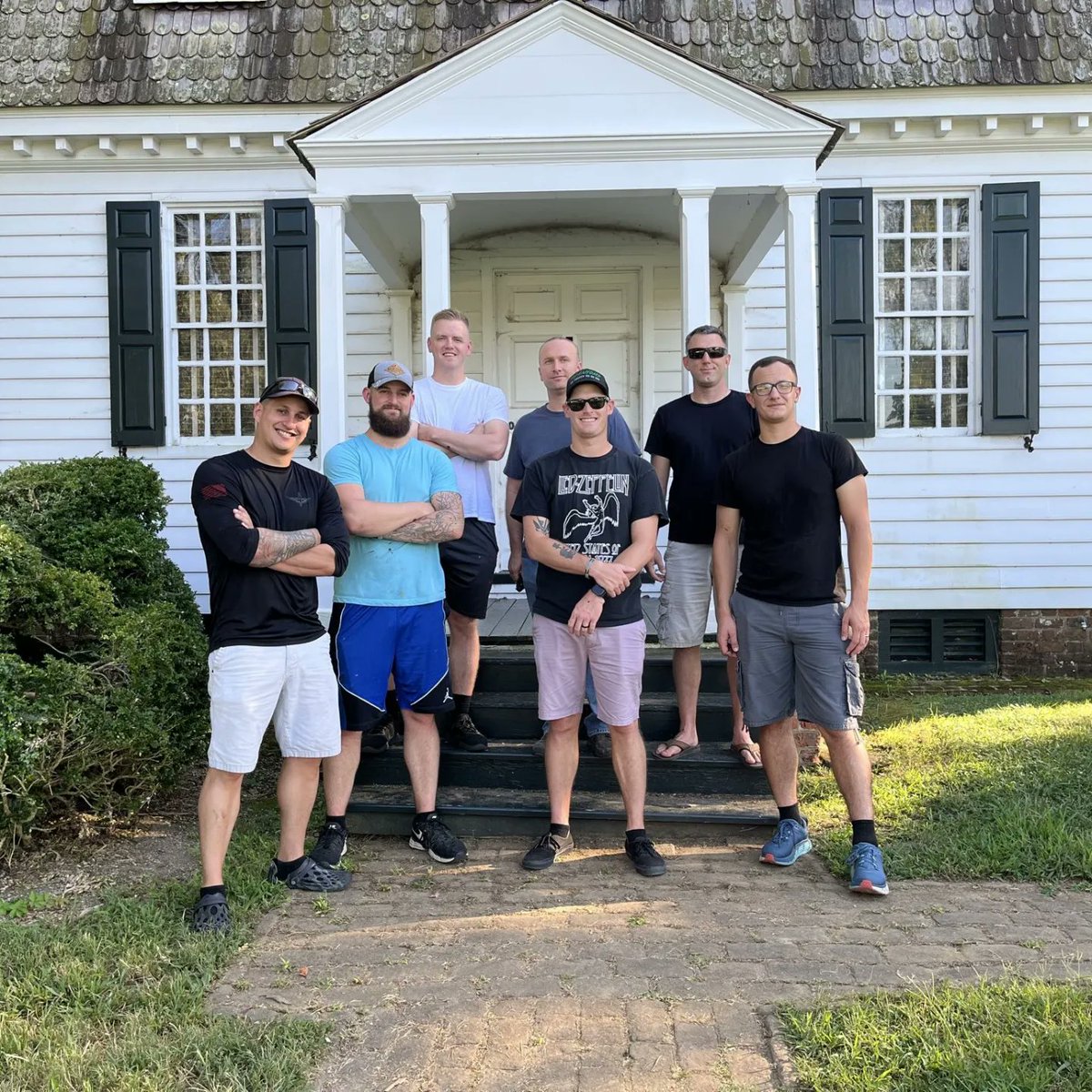 NCOAEustis's tweet photo. U.S. Army Soldiers on Team 1 of class 006-22. Donated their time over the Labor day weekend to help refurbish and clean up parts of the Yorktown National Battlefield.
#Thisismysquad
#ForgedtoLead
#USAACE
#PeopleFirst
#community https://t.co/0wuiH6uImu