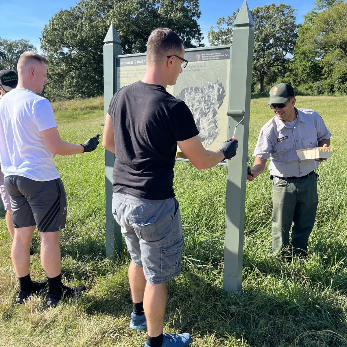 NCOAEustis's tweet photo. U.S. Army Soldiers on Team 1 of class 006-22. Donated their time over the Labor day weekend to help refurbish and clean up parts of the Yorktown National Battlefield.
#Thisismysquad
#ForgedtoLead
#USAACE
#PeopleFirst
#community https://t.co/0wuiH6uImu