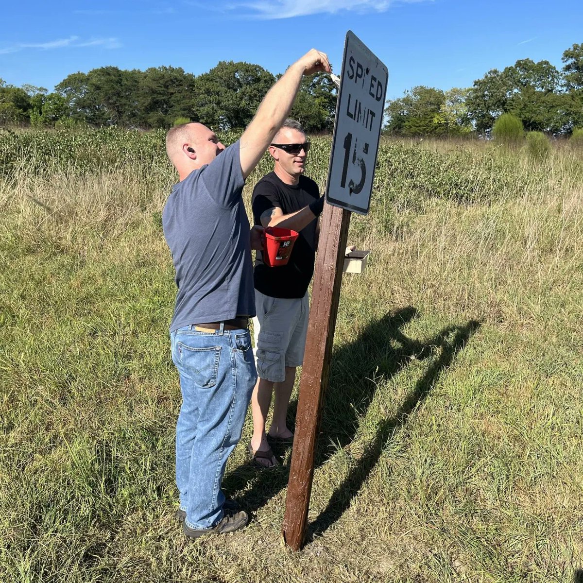 NCOAEustis's tweet photo. U.S. Army Soldiers on Team 1 of class 006-22. Donated their time over the Labor day weekend to help refurbish and clean up parts of the Yorktown National Battlefield.
#Thisismysquad
#ForgedtoLead
#USAACE
#PeopleFirst
#community https://t.co/0wuiH6uImu