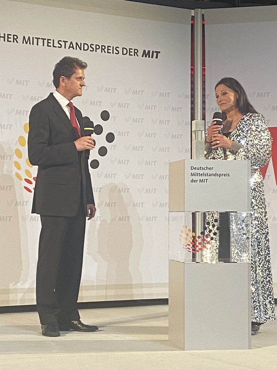 Thorsten Alsleben 🇩🇪🇮🇱🇺🇦 (@berlinreporter) on Twitter photo Frage von <a href="/gitta_connemann/">Gitta Connemann</a> an <a href="/stohr_klaus/">Klaus Stöhr</a> bei der Verleihung des Mittelstandspreises der <a href="/MIT_bund/">Mittelstands- und Wirtschaftsunion (MIT)</a>: „Wann ist Corona endlich vorbei?“ Antwort: „Das ist eine politische Entscheidung.“ Großer Applaus! Frage von <a href="/gitta_connemann/">Gitta Connemann</a> an <a href="/stohr_klaus/">Klaus Stöhr</a> bei der Verleihung des Mittelstandspreises der <a href="/MIT_bund/">Mittelstands- und Wirtschaftsunion (MIT)</a>: „Wann ist Corona endlich vorbei?“ Antwort: „Das ist eine politische Entscheidung.“ Großer Applaus!