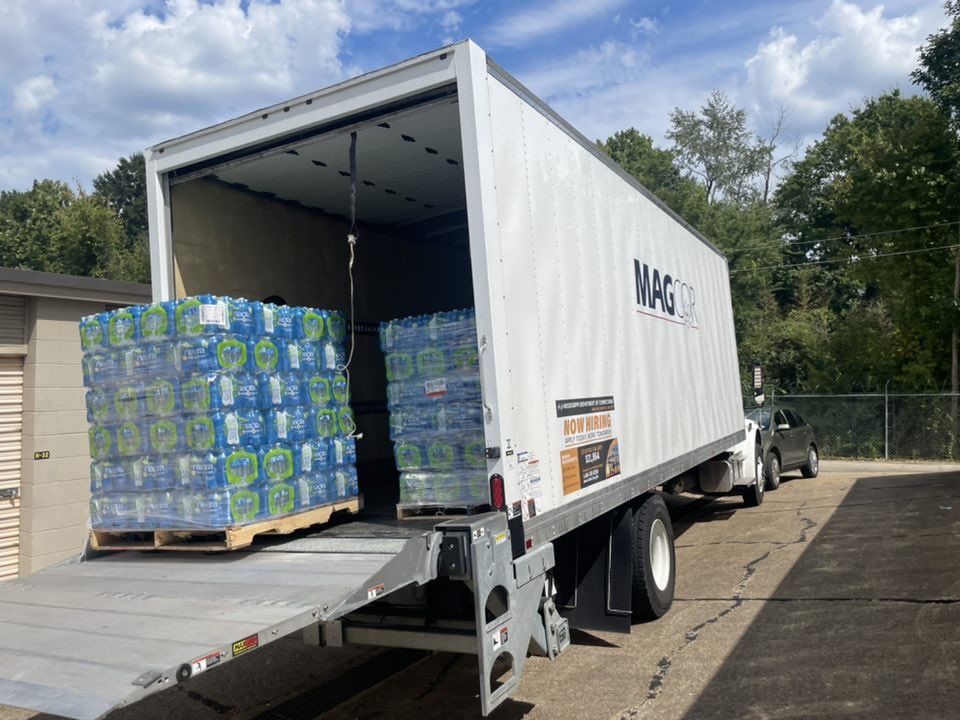 msstudents4cwd's tweet photo. Jackson Water Crisis Advocacy Team out delivering water! 

Check out the linktree in our bio to volunteer or donate https://t.co/6LhcvFUSTL