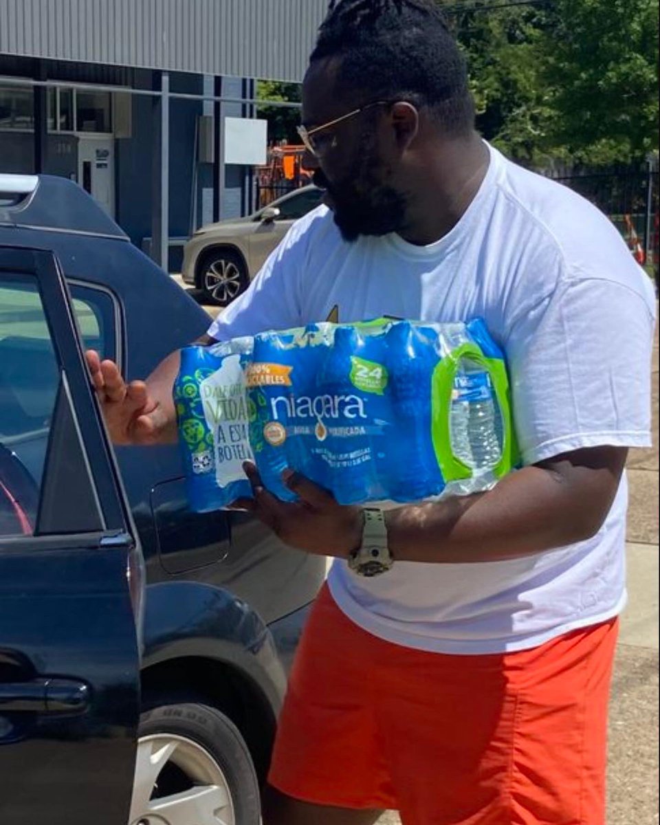 msstudents4cwd's tweet photo. Jackson Water Crisis Advocacy Team out delivering water! 

Check out the linktree in our bio to volunteer or donate https://t.co/6LhcvFUSTL