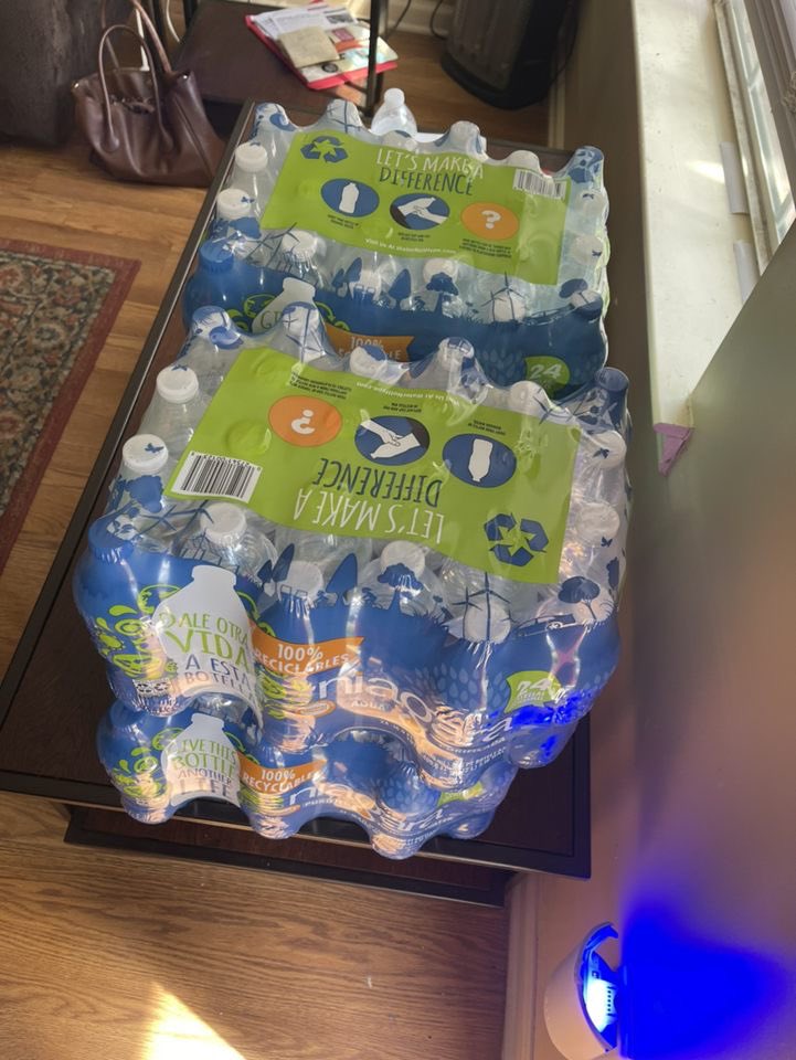 msstudents4cwd's tweet photo. Jackson Water Crisis Advocacy Team out delivering water! 

Check out the linktree in our bio to volunteer or donate https://t.co/6LhcvFUSTL
