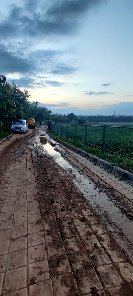 Ravikiranck's tweet photo. @ArvindLBJP This is #Vibhutipura lake...
Can be used to store all the drainage or rain water at large capacity..
Unfortunately it's full of garbage and unwanted trees...
Need immediate cleaning...
#VigyanNagar #BasavaNagar #Kaggadaspura #Mahadevpura #BengaluruRain https://t.co/azSqVkQ3y9