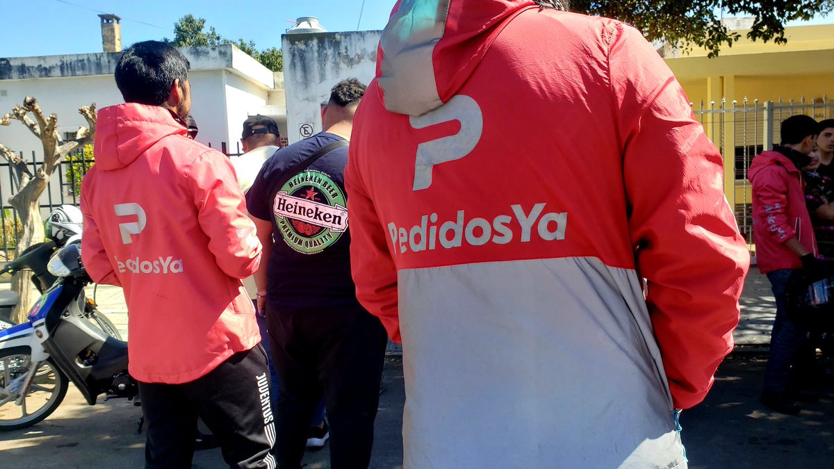#INSEGURIDAD #Cordoba cansados de los robos los delibery fueron a protestar a la puerta de la comisaria en barrio Los Naranjos y no descartan organizar una masiva marcha a Jefatura "faltan patrulleros nos viven robando todas las noches" contaron. Movil <a href="/radiomitrecba/">Radio Mitre Córdoba</a>.