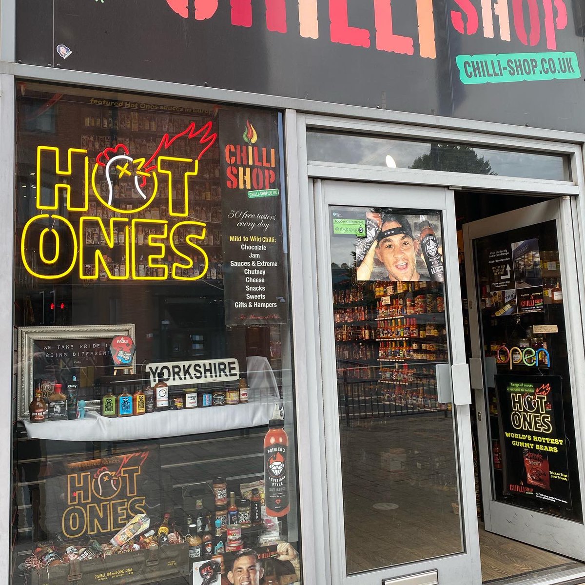 thechillishop's tweet photo. π· Updated shop window today focusing on being the first and only shop in Europe selling the new ONE CHIP CHALLENGE ... the 2022 version turns your tongue BLUE.
Not sold outside USA
Come look at the #shopwindow @merrioncentre
#onechipchallenge #shopwindowdisplay https://t.co/EGnbuEOi7Q
