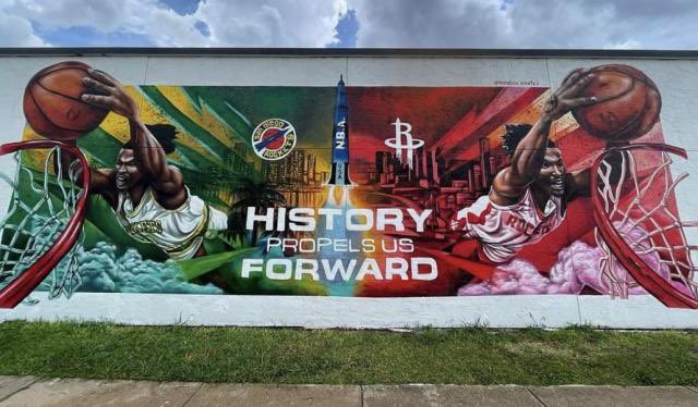 RocketsLead's tweet photo. THEN VS NOW! A full look at the Jalen Mural in East Downtown. https://t.co/3L7fvAhQFT