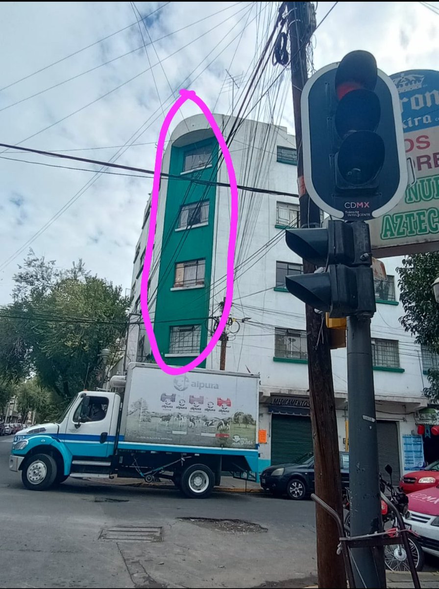 letycort's tweet photo. @LaGuerreroDF tengan cuidado al pasar por este edificio de una de las ventanas avientan orines, Pedro Moreno y zarco https://t.co/o7qgpNhBPH
