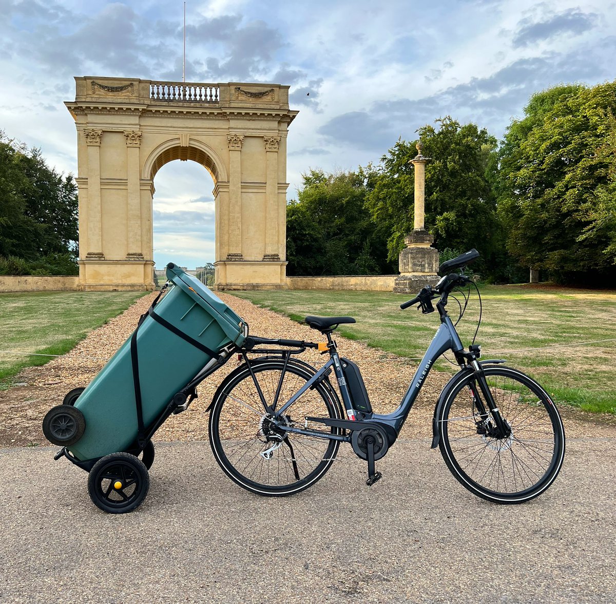 When you live on a historic estate and it’s a one mile round trip to put your wheelie bin out 🚲🤩 #recycling #lifehacks #upcycle #buckinghamshirecouncil #stowe #buckingham #raleighbikes #burley #cargo #design #recycling #travoy #breakingalltherules