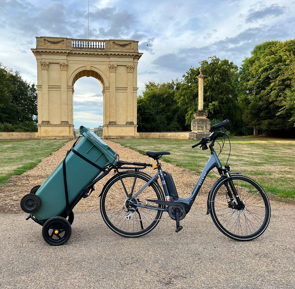 When you live on a historic estate and it’s a one mile round trip to put your wheelie bin out 🚲🤩

#recycling #lifehacks #upcycle #buckinghamshirecouncil #stowe #buckingham #raleighbikes #burley #cargo #design #recycling #travoy #breakingalltherules