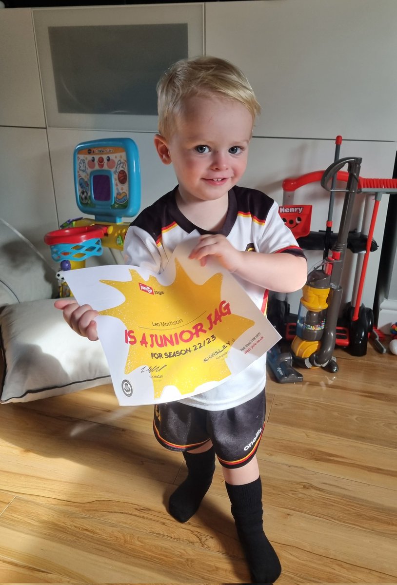 Flan_x's tweet photo. When grandad delivers Leo's renewal 💛❤️ Happy boy! 😊
@PartickThistle 
@ThistleMascot https://t.co/EIq52iWxHG