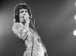 crazybulsara's tweet photo. •Un 5 de septiembre pero del año 1946, nacía Farrokh Bulsara. Mejor conocido como FREDDIE MERCURY.

Cantante, compositor y pianista de Queen. Una de las mejores voces que alguna vez se escuchó. Descansa en paz, en donde sea que estés 🕊 https://t.co/JuVSd8Niqf
