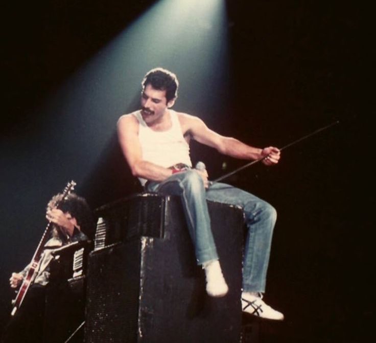 crazybulsara's tweet photo. •Un 5 de septiembre pero del año 1946, nacía Farrokh Bulsara. Mejor conocido como FREDDIE MERCURY.

Cantante, compositor y pianista de Queen. Una de las mejores voces que alguna vez se escuchó. Descansa en paz, en donde sea que estés 🕊 https://t.co/JuVSd8Niqf