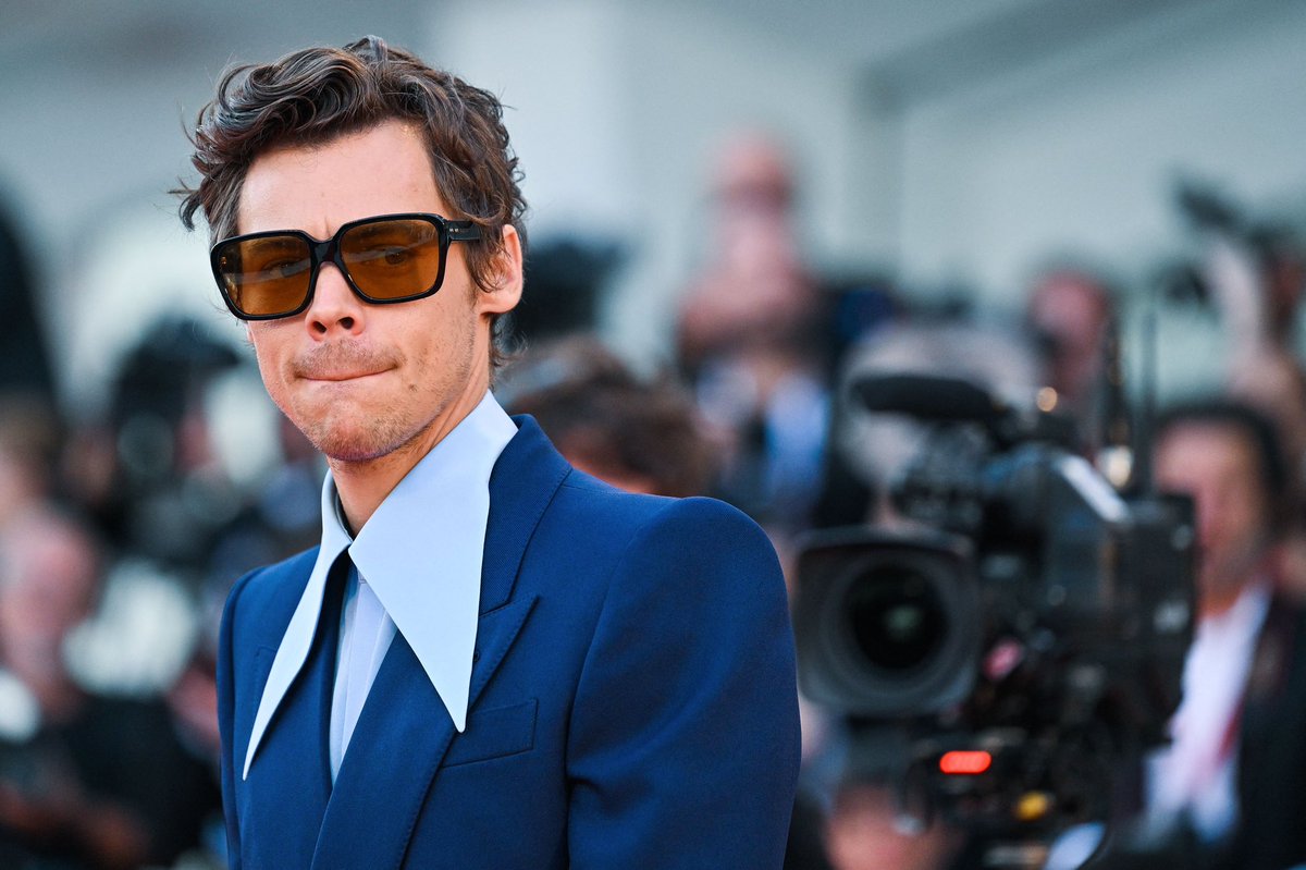 sunsetwemadeit's tweet photo. Dios creó a los hombres y como disculpas nos envió a Harry Styles https://t.co/n3GpHoWga1