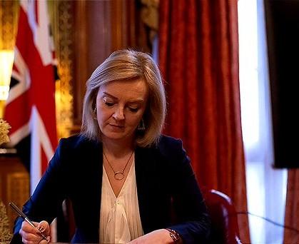 kushtipen's tweet photo. Liz Truss, @trussliz new UK Prime Minister, the 56th and third female.

#MT
1. Margaret Thatcher
2. Theresa May
3. Mary Elizabeth Truss https://t.co/NEwVstmWc0
