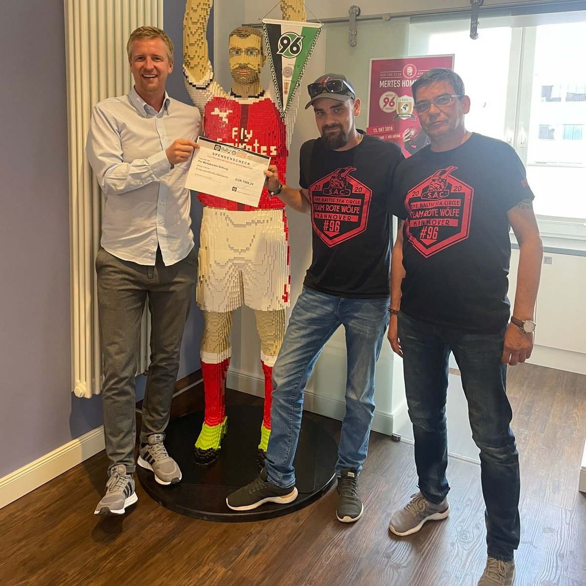 Das Team Rote Wölfe sind Andreas und Marcel Willert aus Hannover. In diesem Sommer haben sie mit ihrem 25 Jahre alten VW T4 bei der 10. Baltic Sea Circle Rallye,  „der nördlichsten Rallye des Erdballs“ teilgenommen und dabei 1.506 € Spenden - mega Aktion Männer und vielen Dank!