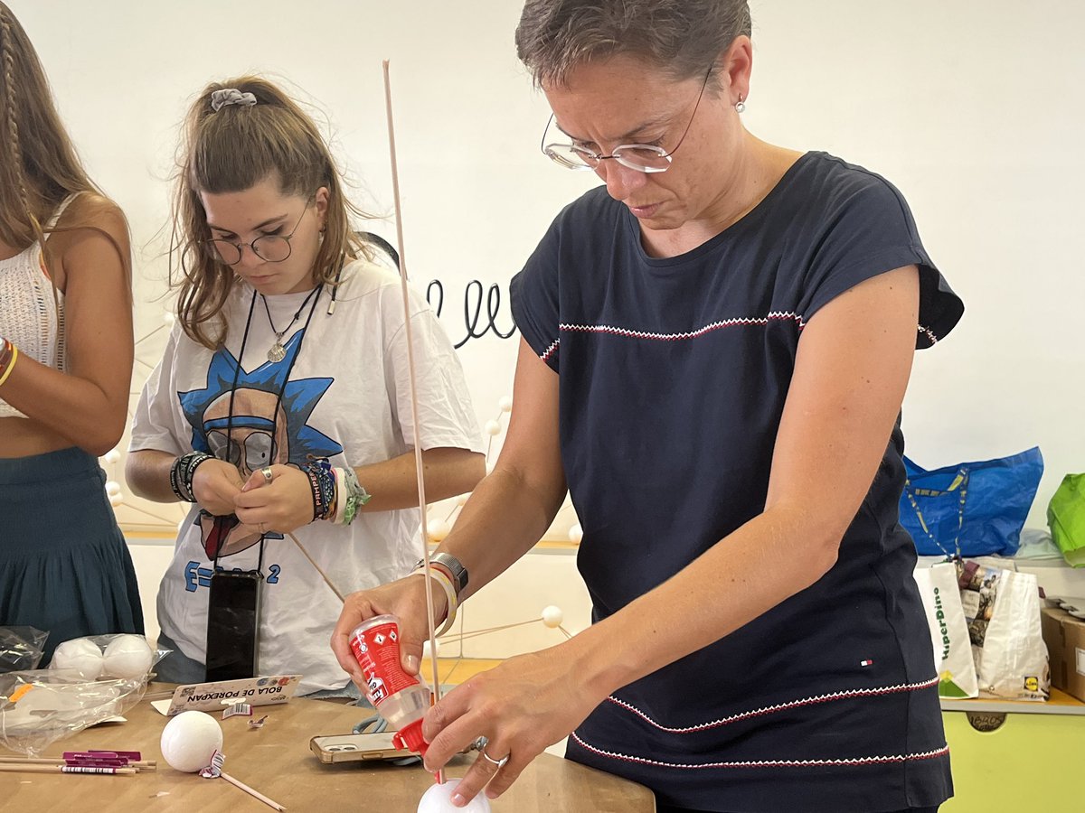 NazaretArrecife's tweet photo. En @NazaretArrecife hay #exalumnosmolones que regalan su tiempo para decorar el colegio. #ReconsideraElMomentum #LookUp #Constelaciones #Decoraciones #NazaretStyle #SomosFamilia #AsíEsNazaret https://t.co/Is4J0q4iPJ