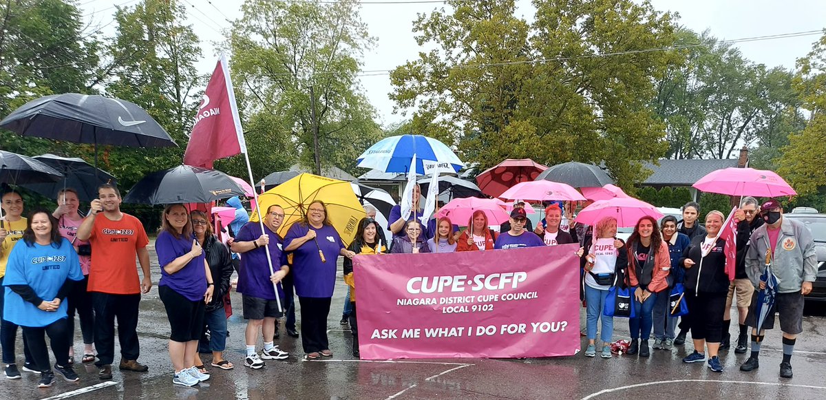 bnisbett1's tweet photo. It was a wet and rainy day in Niagara but that didn’t stop us from celebrating in the annual Merriton Labour Day parade! #HappyLaborDayWeekend #CUPEON #CUPE #LabourDay #Solidarity @CUPEOntario @osbcucscso https://t.co/nIr0HqgDkQ
