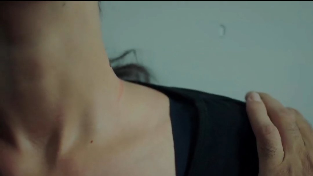 yargisupport's tweet photo. Ceylin's neck was injured and you were in shock 😨
She said "i didn't kill Ilgaz but i killed someone else"🥺��🏻
#yargı
#Yargi2sezon https://t.co/AtWDJBqJaO