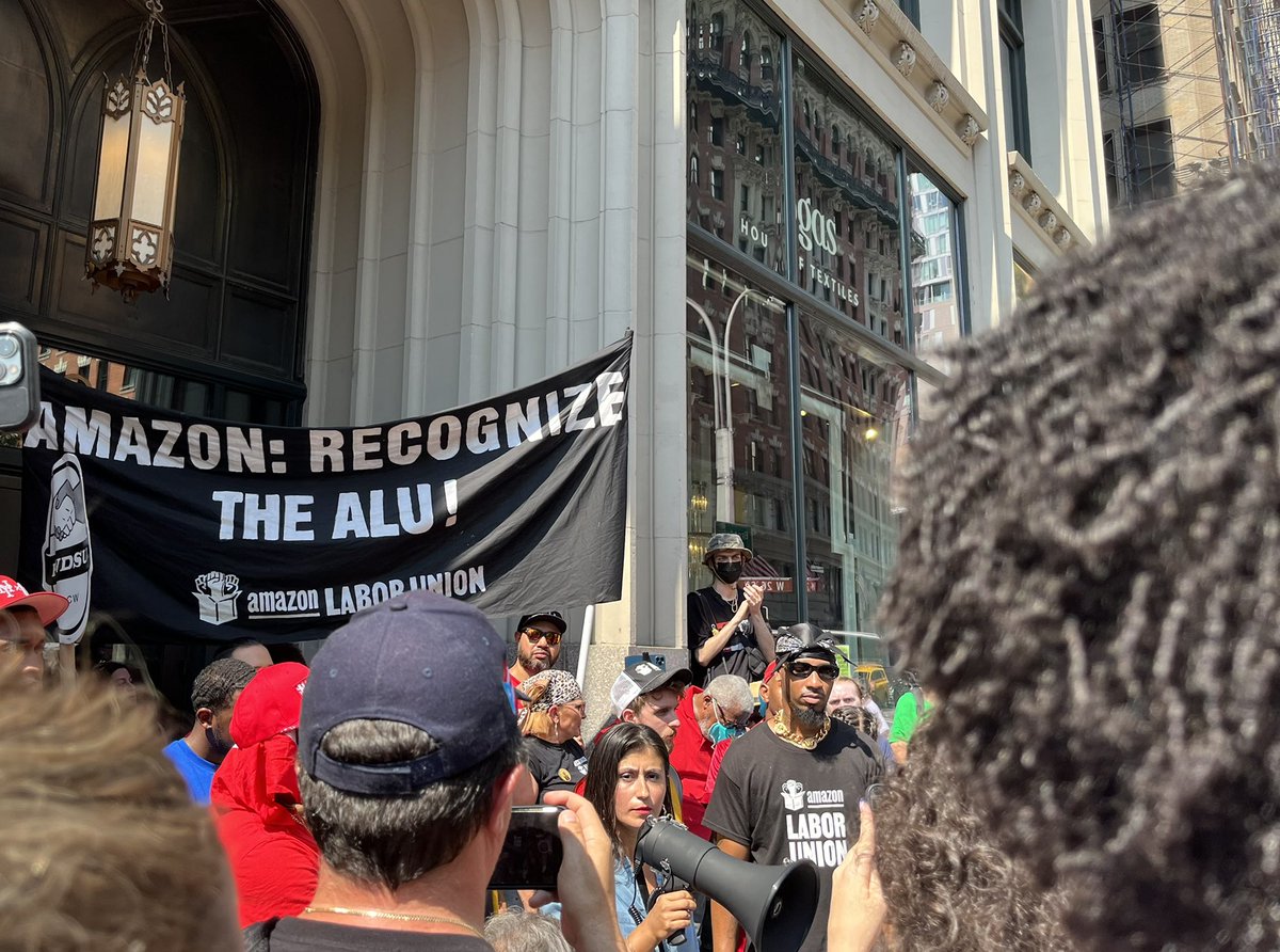 BAmazonUnion's tweet photo. State Senator @jessicaramos calls on @GovKathyHochul to sign the #WarehouseWorkerProtectionAct, supported by @RWDSU, @amazonlabor, and @Teamsters! #LaborDay https://t.co/82yBQw9D9k