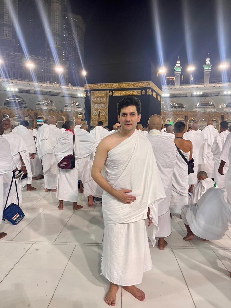 AneesKhanbjr's tweet photo. شکر الحمد اللہ 
یااللہ تیرا لاکھ لاکھ شکر  گزار ہو 
اللہ پاک نے عمرہ کے سعادت حاصل کرنے کے توفیق عطا فرماۓ ❤️ https://t.co/9UbSYuXz46