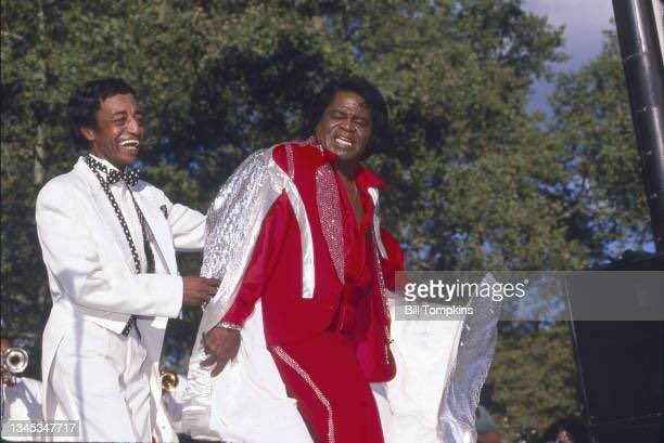analgesicsleep's tweet photo. James Brown and his longtime emcee and “Cape Man” Danny Ray
#95Playlist #JamesBrown #DannyRay https://t.co/bVlvbhGCIT