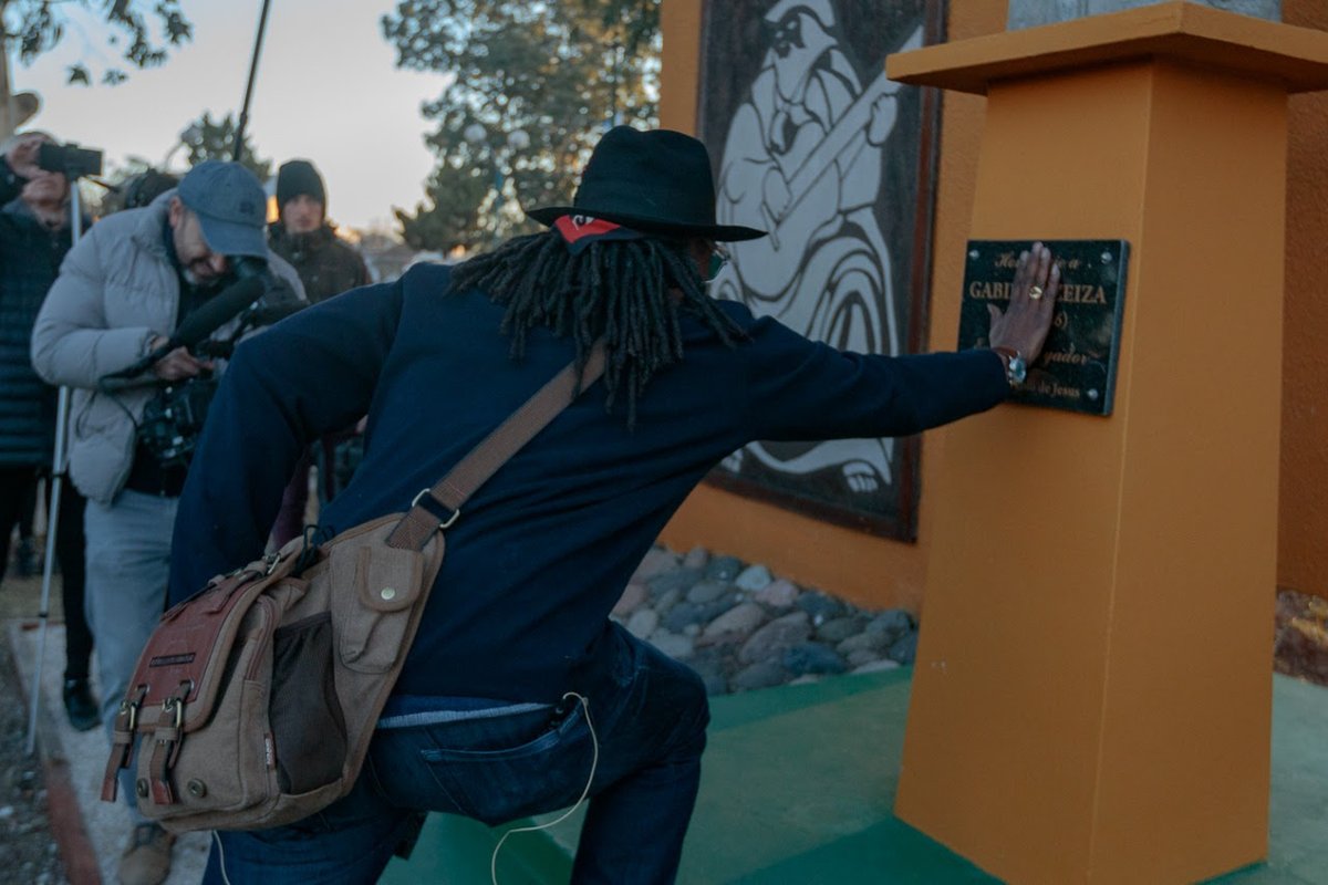 El corista de los Rolling Stones visitó La Costa en la grabación de un documental sobre las raíces africanas en la música - prensa.lacosta.gob.ar/el-corista-de-…