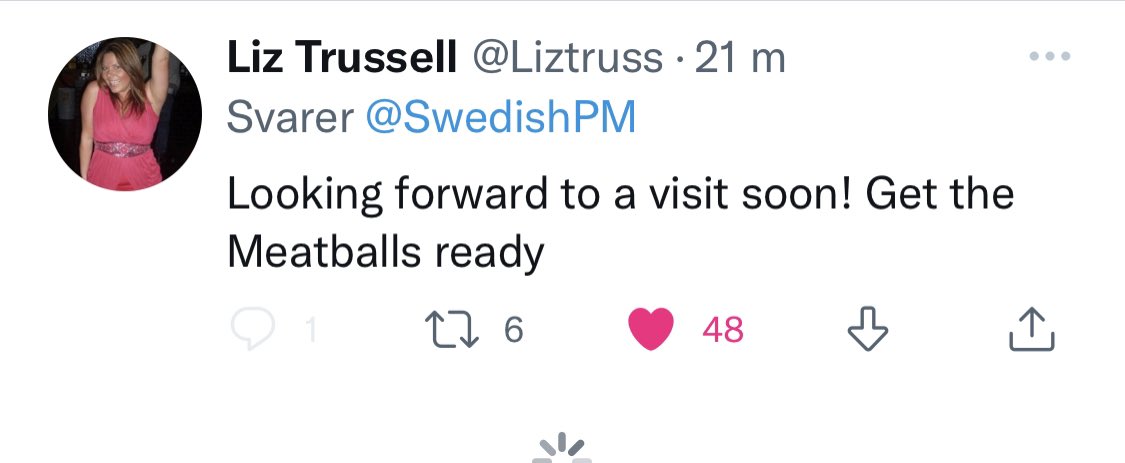 Magdalena Anderssons officielle Twitter konto har tagget den forkerte Liz Truss. 

Forkerte Liz hiver straks köttbullar-kortet og melder sig klar til at mødes. Stærkt!