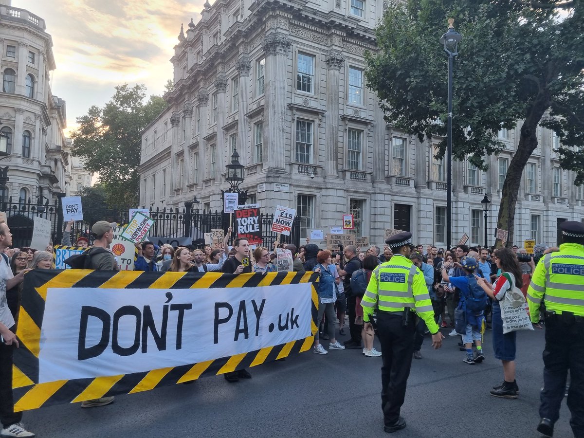 📌 Downing Street now!

📣 We can't pay, we won't pay!

Pledge to strike now 👉 dontpay.uk