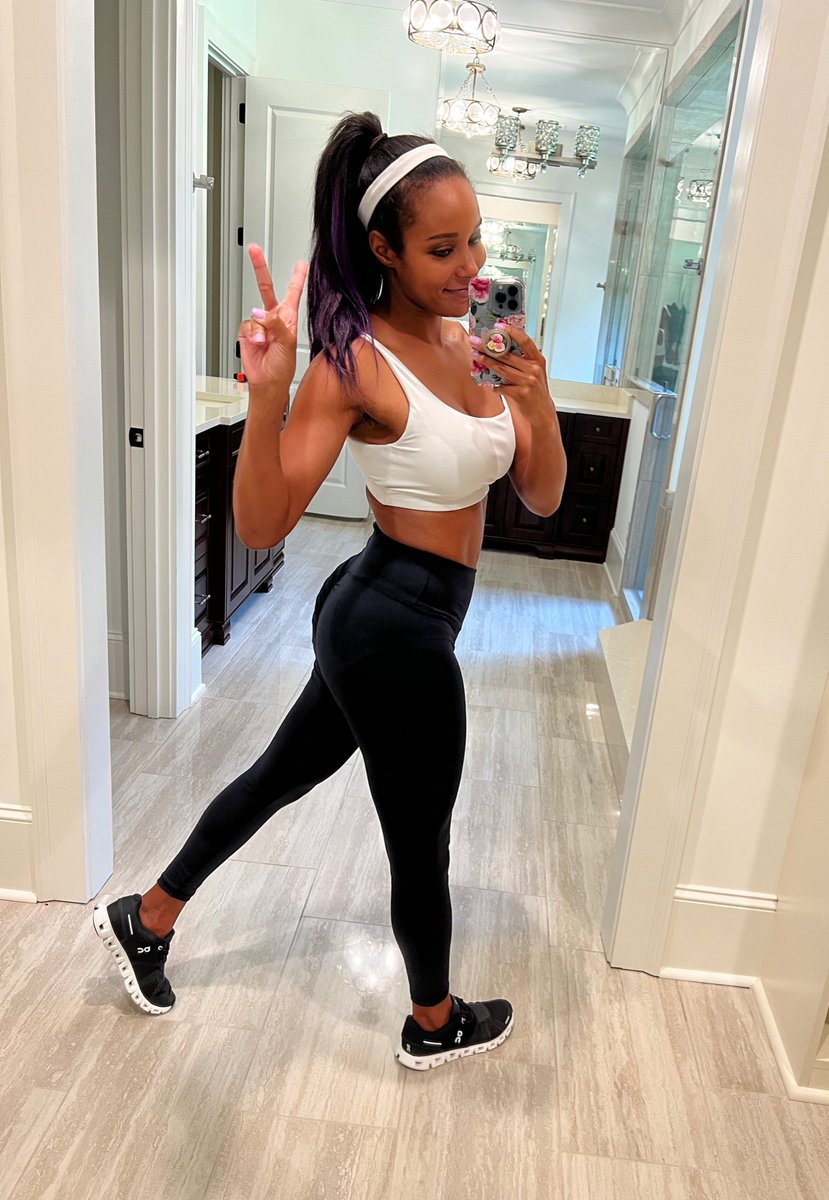 Brandi Rhodes on Twitter: "New house, new closet, new big a** mirror. Expect selfies 😘"