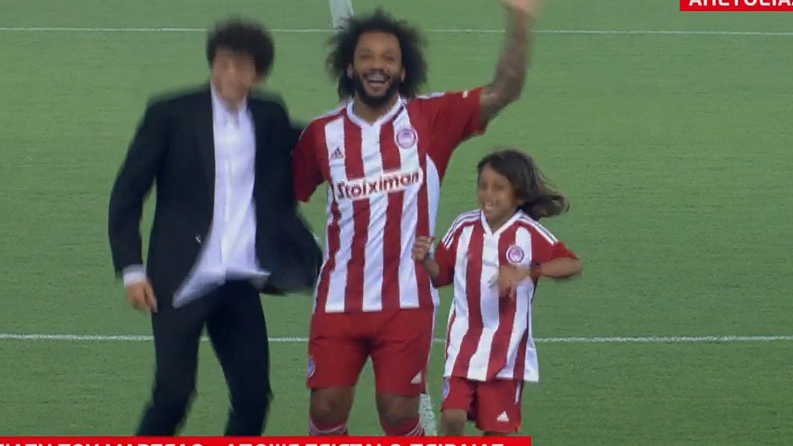 saitanasker's tweet photo. τι ζουμεεεεεεεεεεεεεεεεεεεεεεεεεεεεεε

#Μαρσελο #Olympiacosfc #Olympiacos #WelcomeLegend #legend #Marcelo12 https://t.co/ZximdObimG