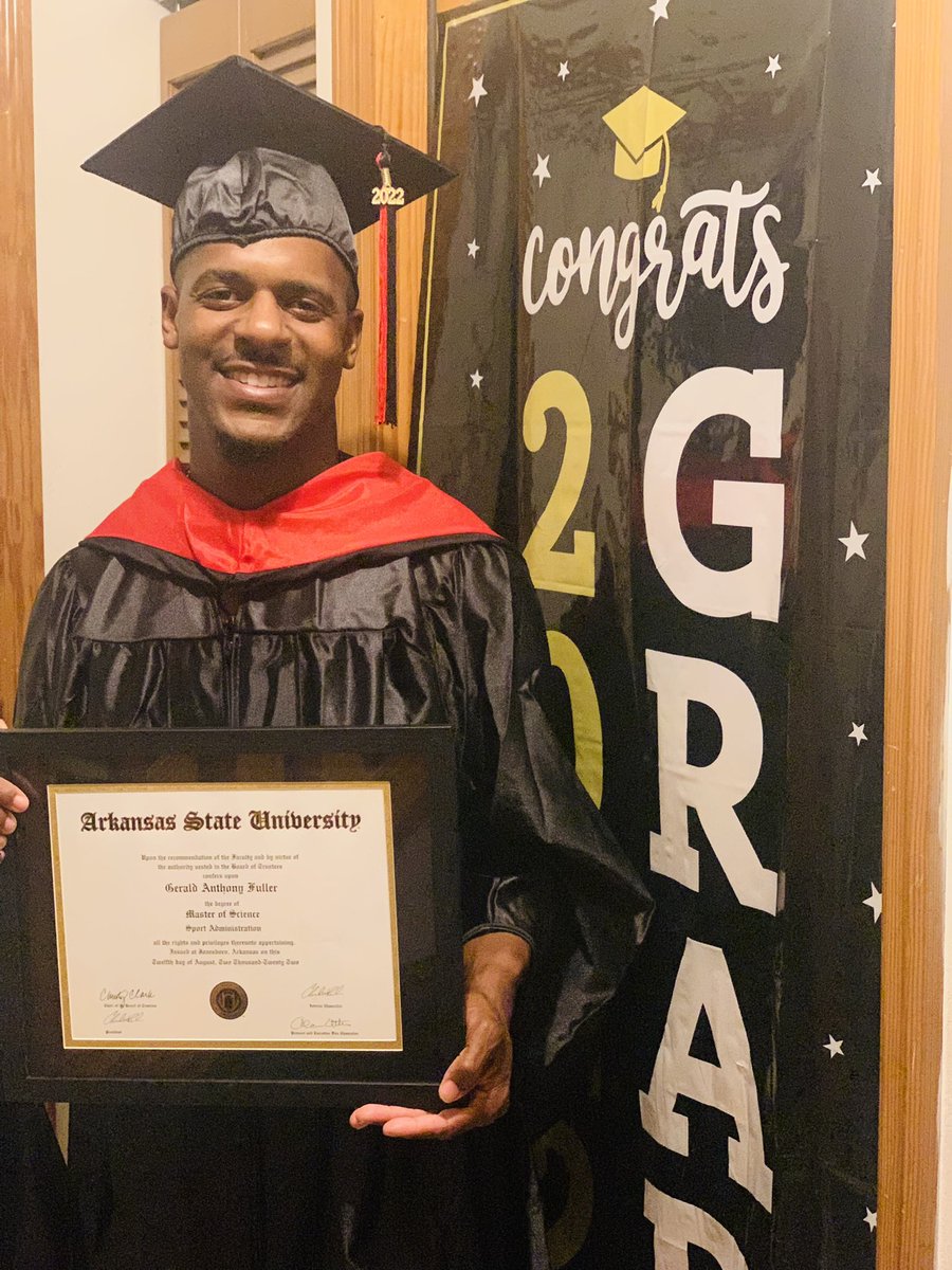 tfullervcs's tweet photo. Congratulations @gfull82 on the completion of your Masters degree👨🏾🎓 and your continued example of excellence on and off the field. #SchoolsNeverOutForTheLeader #SpeedOfTheLeader #CudaNation https://t.co/lxy8skzErK