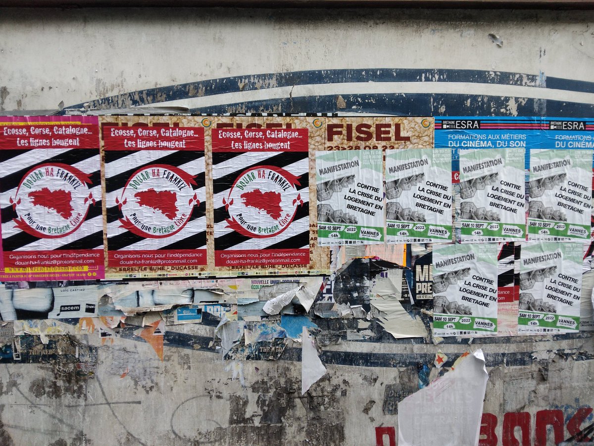 DouarHa's tweet photo. Skritelloù peget un tamm pep lec'h er vro. Stourmomp asambles evit al lojeiz e Breizh. Deuit niverus da vanifestiñ, evit ma vefe posubl da bep hini kaout un ti. 
#Lojeiz #UnTiDaBepHini #Stourmomp #Breizh https://t.co/4v04Lhu6fg