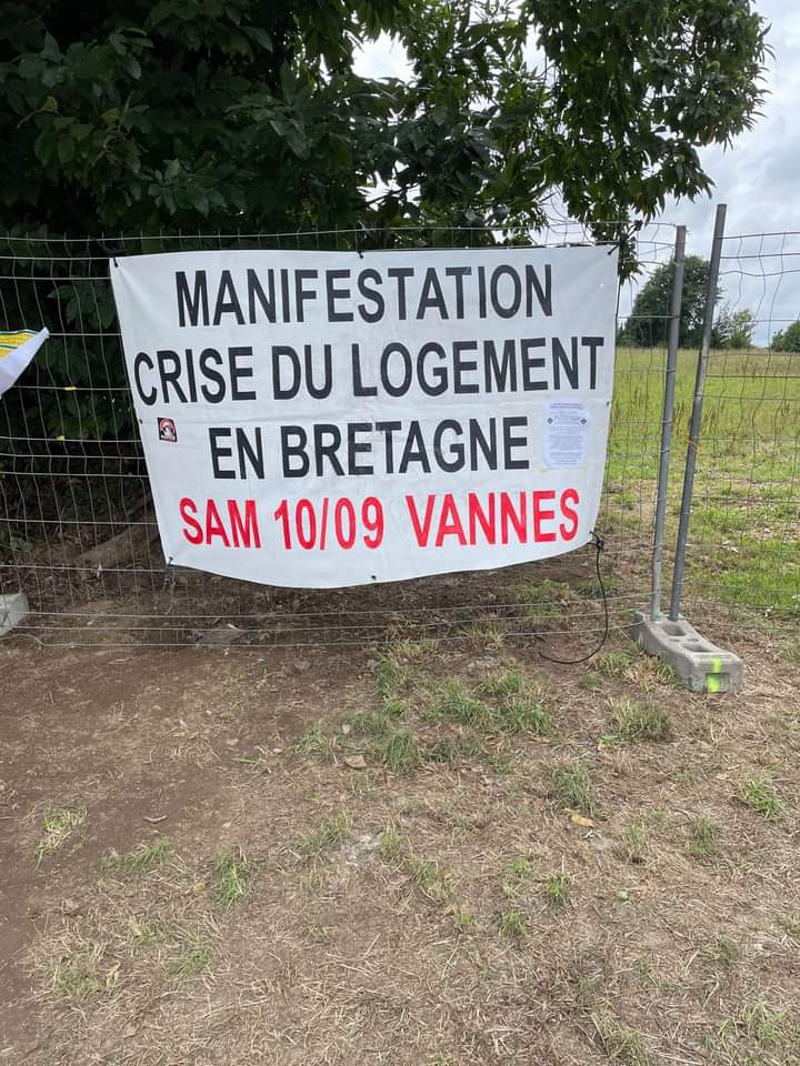 DouarHa's tweet photo. Skritelloù peget un tamm pep lec'h er vro. Stourmomp asambles evit al lojeiz e Breizh. Deuit niverus da vanifestiñ, evit ma vefe posubl da bep hini kaout un ti. 
#Lojeiz #UnTiDaBepHini #Stourmomp #Breizh https://t.co/4v04Lhu6fg