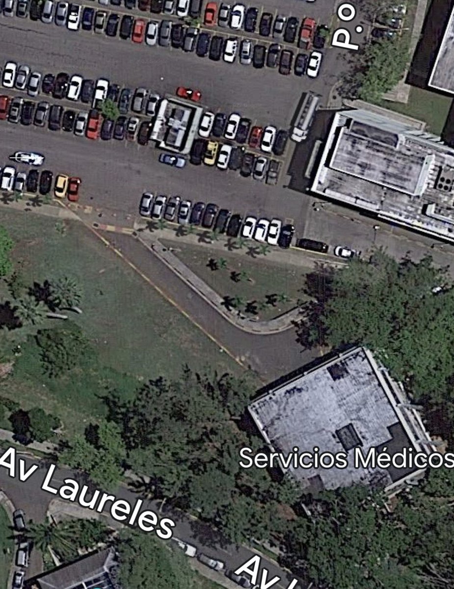DecadmiU's tweet photo. Mañana martes, 6 de septiembre de 2022, comenzaremos a pintar las líneas del estacionamiento principal de estudiantes (Área Blanca) del RUM. Por lo cual, la primera fila de espacios, cerca a Servicios Médicos y equina con la Biblioteca, estará cerrada para los usuarios. https://t.co/sUuuEEs7Od