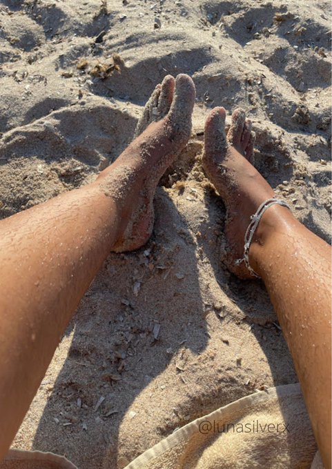 Rubbing my feet through the golden sands, wishing you were here <3 https://t.co/y7GYNV5YQn