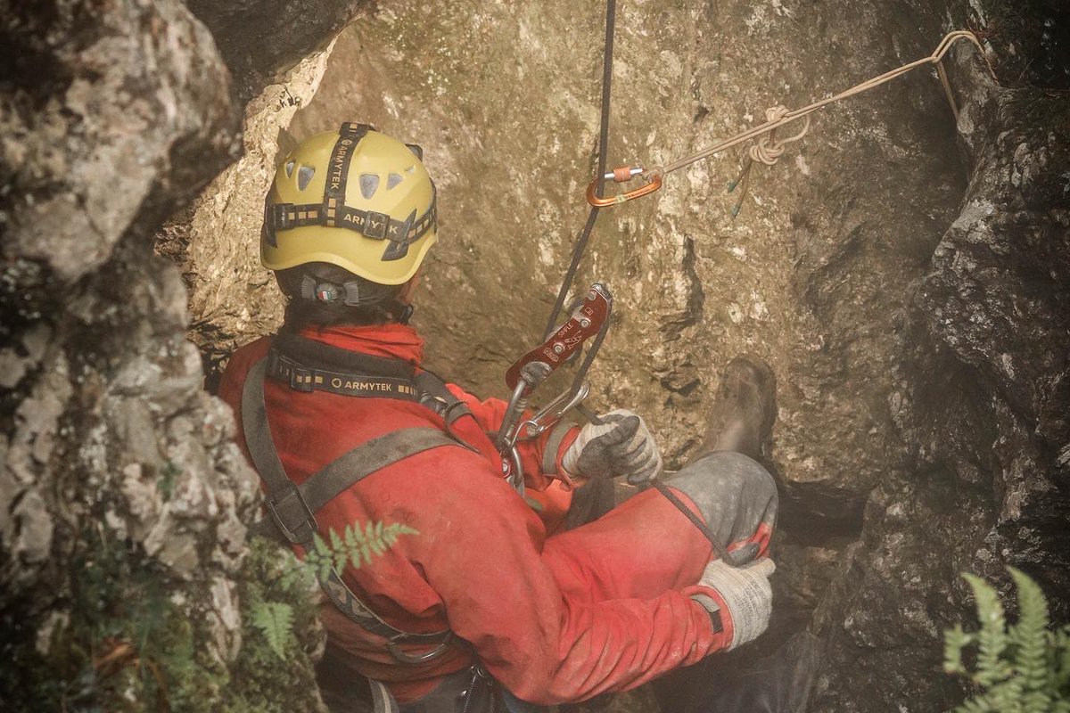 Prefet64's tweet photo. Les services de secours et d’intervention en milieu souterrain français et espagnols étaient de sortie pour un exercice de #spéléologie ⛑ 

⛺️ Un PC sécurité coordonant les services sur le terrain a été dirigé par la sous-préfète d’Oloron-Sainte-Marie.

📸 Julie CLEMENTE ©SDIS64 https://t.co/m3AEc0ONJL