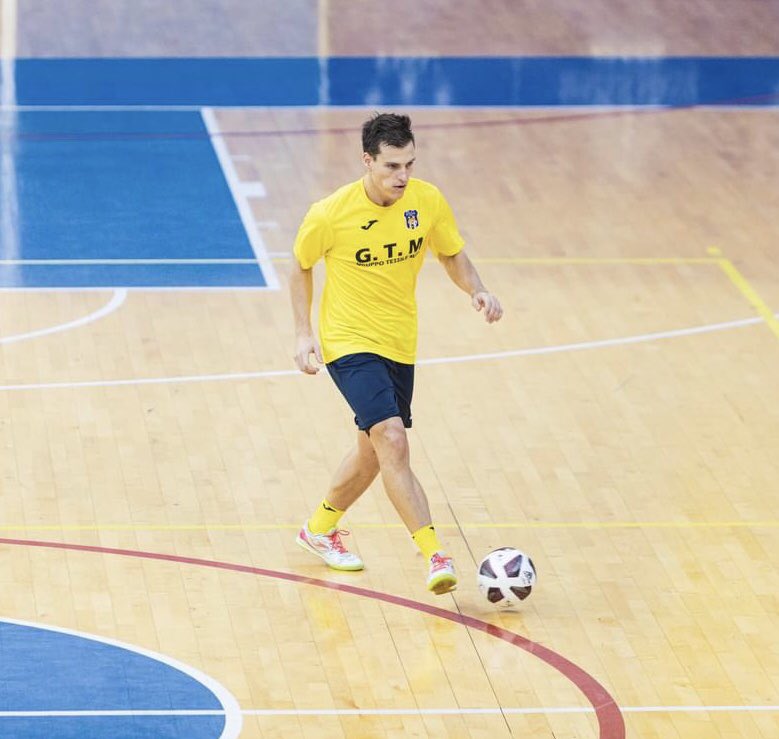 ASantosFutsal's tweet photo. Continuiamo con la preparazione per una nuova stagione 🟡🔵💪🏻 @realsangiuseppe 

@JomaItalia 
@ProneoSports 

#calcioa5 #futsal #pretemporada #halareal #seriea https://t.co/GbNTLsRir1