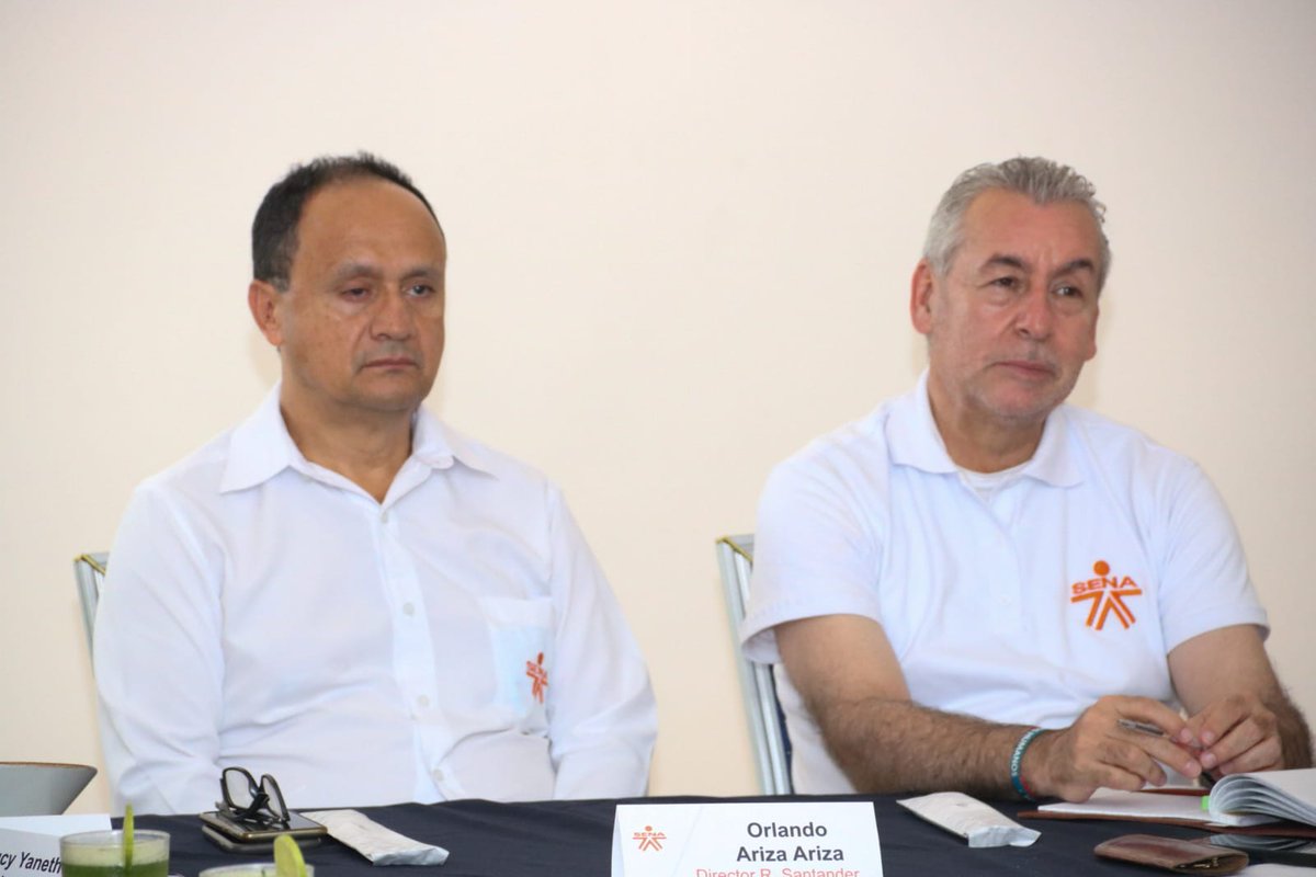 senaensantander's tweet photo. #AEstaHora nuestro Dir. General, @JorgeELondonoU, sostiene reunión con el equipo primario del #SENABarrancabermeja. Se presenta el equipo de trabajo y socializan metas y avances en los programas de articulación con la media, programa SENA Emprende Rural y Fondo Emprender. https://t.co/V8TUsQ1Ih3