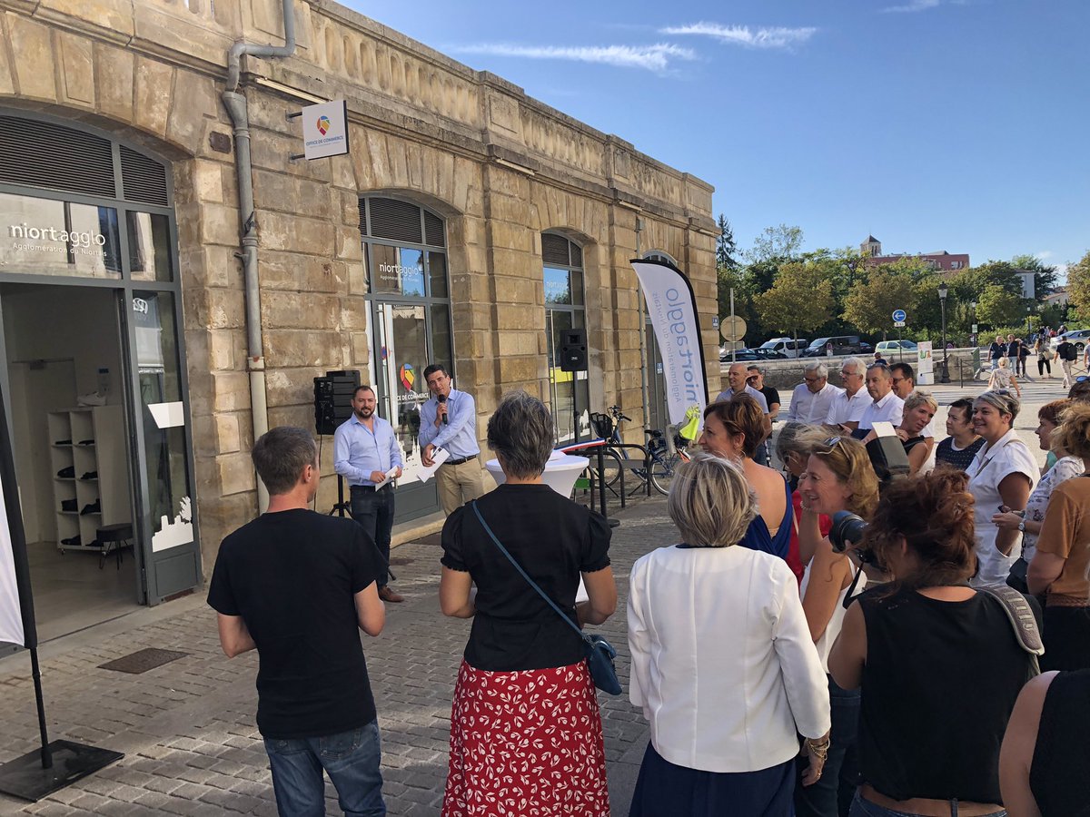 NiortAgglo's tweet photo. Inauguration ce soir de l’Office de commerce intercommunal et de la boutique éphémère rue Brisson à #Niort. Un outil aux services de tous les commerçants du territoire, un véritable point de rencontre pour favoriser les échanges, les mises en relation et la dynamique d’animation https://t.co/ivHqVNmx9p