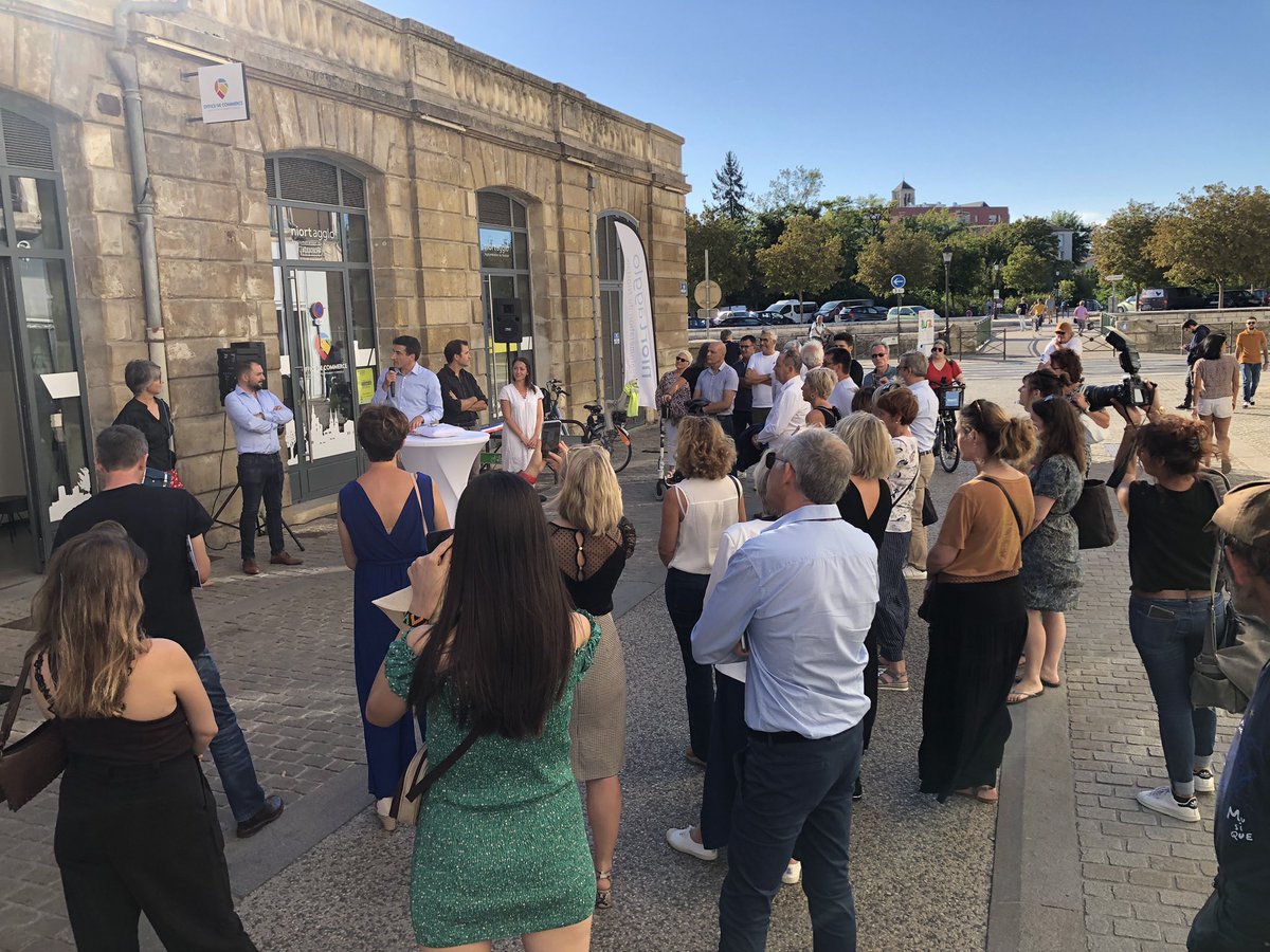 NiortAgglo's tweet photo. Inauguration ce soir de l’Office de commerce intercommunal et de la boutique éphémère rue Brisson à #Niort. Un outil aux services de tous les commerçants du territoire, un véritable point de rencontre pour favoriser les échanges, les mises en relation et la dynamique d’animation https://t.co/ivHqVNmx9p