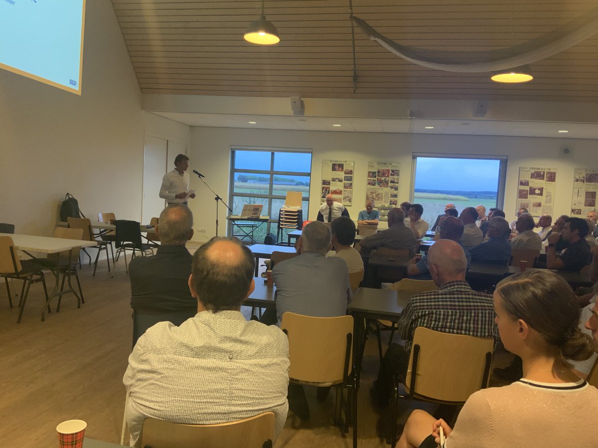 sgputrecht's tweet photo. De eerste avond van onze #TourdeBoer is begonnen. Maar liefst 100 boeren kwamen af op een avond van @SGPVHL. Het woord is nu aan melkveehouder Corné Vermaat. https://t.co/vtJnXyvrY2