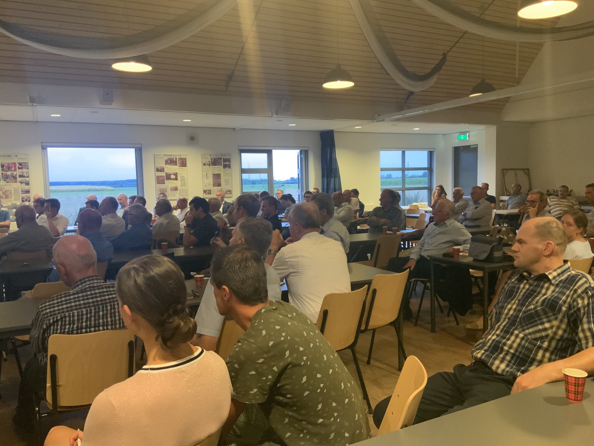 sgputrecht's tweet photo. De eerste avond van onze #TourdeBoer is begonnen. Maar liefst 100 boeren kwamen af op een avond van @SGPVHL. Het woord is nu aan melkveehouder Corné Vermaat. https://t.co/vtJnXyvrY2