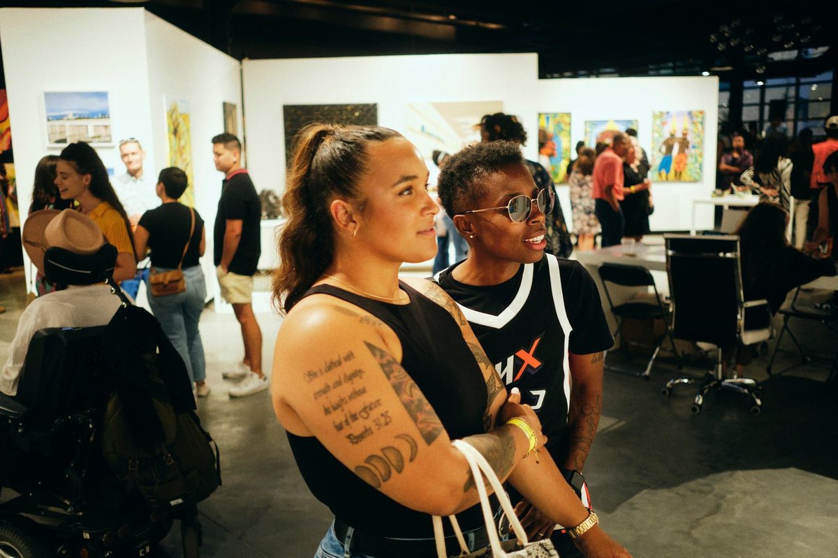 TheBelindaDrake's tweet photo. -Thank you @ganggangculture for bringing the community together in the name of #FineArt. 🖼🎨🎭
We are the #Culture! 🖤
📸 @JayGoldz 🔥
#Butter2 #Art #Indy #WeAreBG🧡 #gangganggang #labordayweekend https://t.co/cV0ulOdd4H