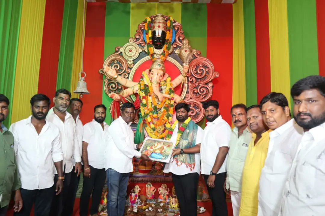 TSR4BJPIndia's tweet photo. లక్ష్మీగుడా RGK లో జరిగిన వినాయకుని పూజ కార్యక్రమంలో పాల్గొనడం జరిగింది.
#BJPCorporator #thokalasrinivasreddy #ganeshpooja #RajendraNagar #mailerdevpally #bjptelangana #Hyderabad https://t.co/3dx8lNgMhh