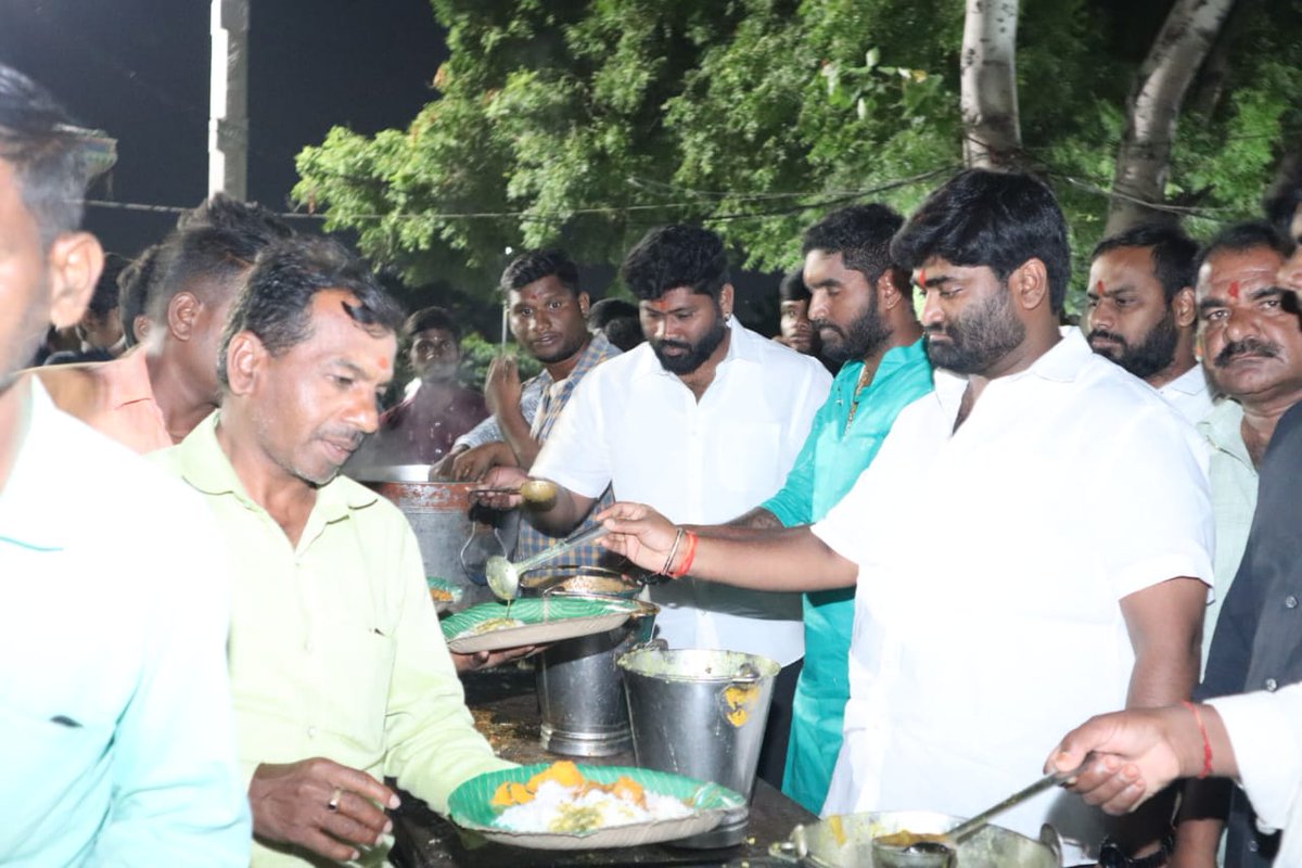 TSR4BJPIndia's tweet photo. లక్ష్మీగుడా RGK లో జరిగిన వినాయకుని పూజ కార్యక్రమంలో పాల్గొనడం జరిగింది.
#BJPCorporator #thokalasrinivasreddy #ganeshpooja #RajendraNagar #mailerdevpally #bjptelangana #Hyderabad https://t.co/3dx8lNgMhh