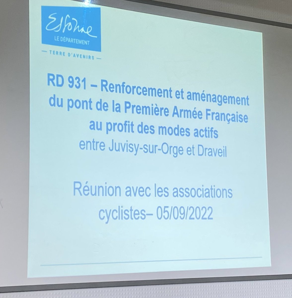 war_velo's tweet photo. Présentation par le @CDEssonne du test de 2+1 voie dynamique très bientôt sur le pont de la 1e armée #Draveil #Juvisy aux associations @UnPontPourTous @EnRueLibre91 #FCDE @MDBIDF https://t.co/Pirfd0fwjT