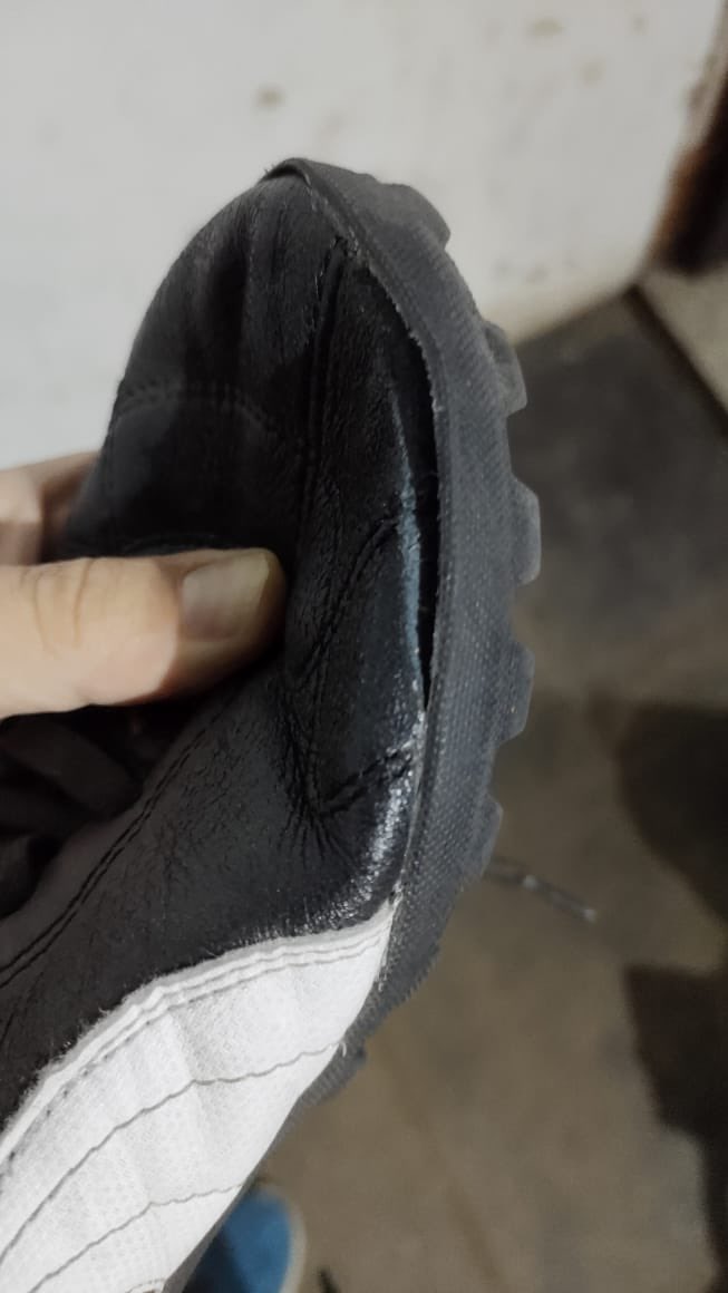 SCORNAVACHIN's tweet photo. @PUMAArgentina  compre hace unos dias estos botines  confiando en una marca y se empieza a despegar el 1 partido . Quién se hace cargo? https://t.co/Okc2hPeWnc