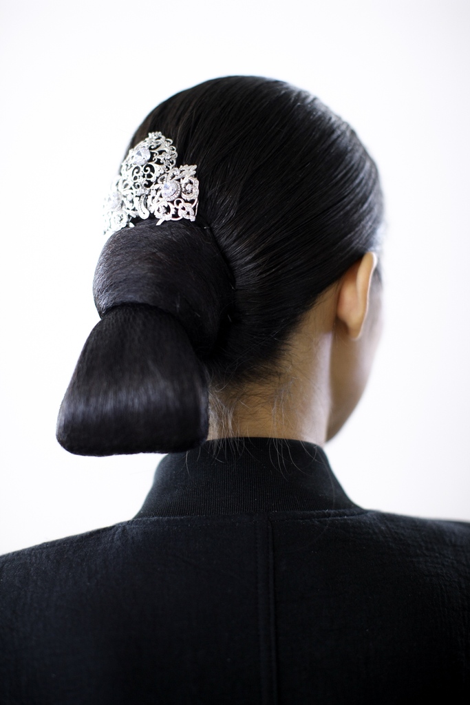 A5_Accessories's tweet photo. An up-close look at the hair accessories used in @DennyWirawanOfficial’s ‘Divine’ fashion show, featuring @A5_Accessories hairpins to complete the look. 💗⁠ https://t.co/6mtQ41ihao