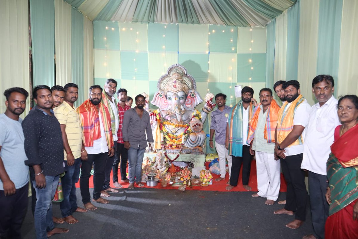 TSR4BJPIndia's tweet photo. లక్ష్మీగుడా RGK లో జరిగిన వినాయకుని పూజ కార్యక్రమంలో పాల్గొనడం జరిగింది.
#BJPCorporator #thokalasrinivasreddy #ganeshpooja #RajendraNagar #mailerdevpally #bjptelangana #Hyderabad https://t.co/6gq9nkgEui
